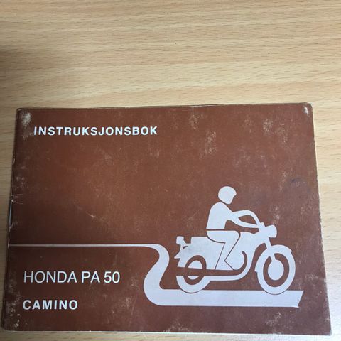 Gammel instruksjonsbok for Honda PA 50. Selges for 590kr.