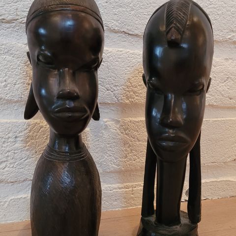 Afrikanske treskulpturer og Afrika-kart i hamret kobber