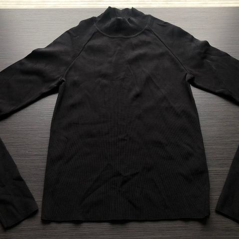 Sporty svart genser med høy hals fra Bik Bok i str. M - treningstøy
