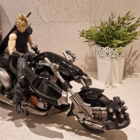 FF7 Remake Cloud Strife Motorcycle