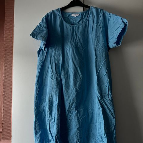 Dame kjole fra ZHENZI ,blå str M 46/48, m/ kort arm