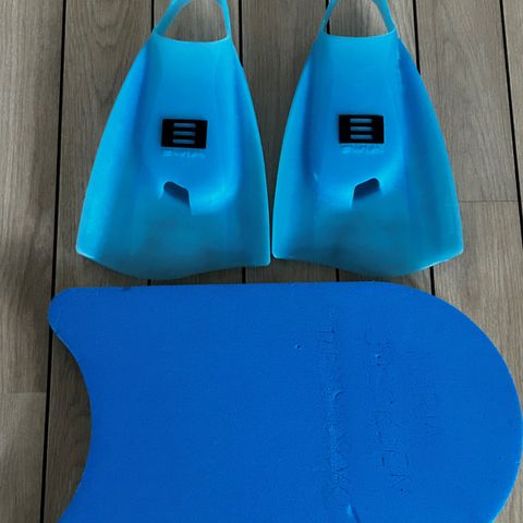 SWIM myke korte silikon svømmeføtter størrelse M + kickboard