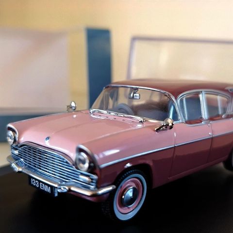 Oxford Diecast Vauxhall Cresta Friary Estate 1960  - farge rosa 1:43 Skala.