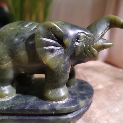 Eldre elefant skulptur i ren 100% Jade stein, Håndlaget.