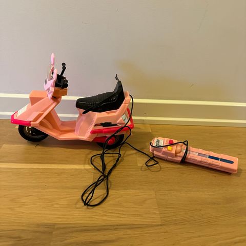 Retro Barbie Action Scooter fra 1985 - batteridrevet - lite brukt