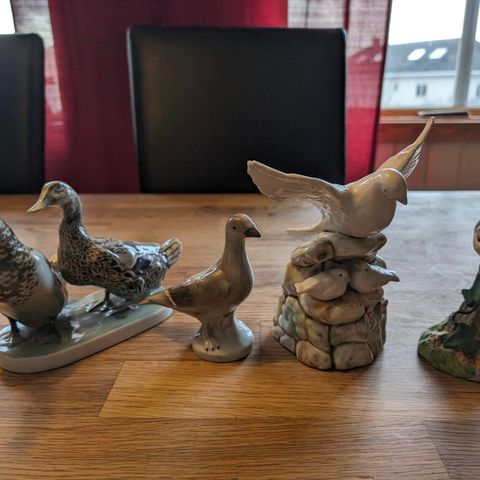 Ulike porselensfigurer av fugler