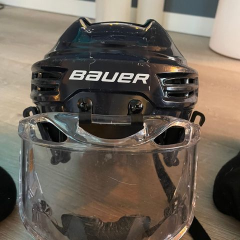 ishockeyhjelm, Bauer, mørkeblå med plexiglassgitter.