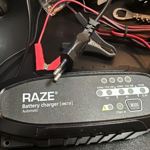 Raze batterilader. For 12V utstyr som bil, gressklipper og lignende