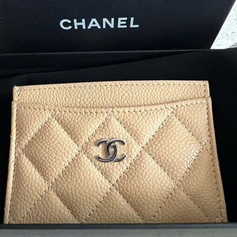 Chanel kortholder i klassisk beige caviar og ghw