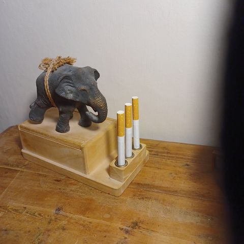 Sigarett boks i tre med elefant på lokket! Sjeldenhet.