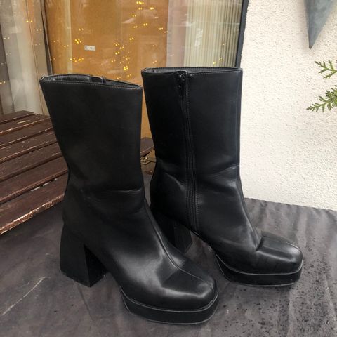 Høyhælte boots i sort fra Nelly str. 37 m glidelås
