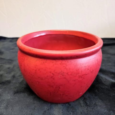 Nydelig rødlig blomsterpotte i keramikk