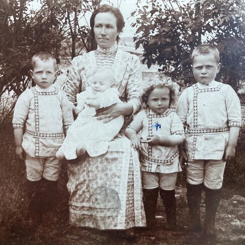 Originalt fotografi som postkort, småformat, Olai Aalens familie, 1912