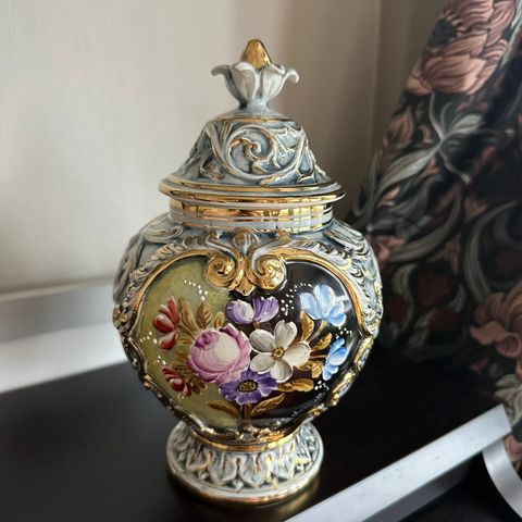 Capodimonte Porselene vase, Italiensk