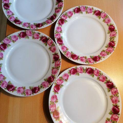 4 middagstallerkner med rosemønster fra Porsgrund porselen