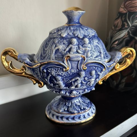 Vase / skål med lokk i Capodimonte stil , italiensk