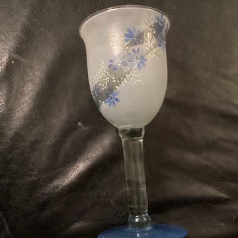 Vintage vannglass med malte blomster i