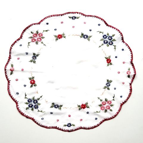 Fin liten vintage håndbrodert duk, diameter 38/35 cm