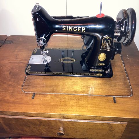 Pent brukt gammel Singer symaskin med sybord og alt utstyr, selges kun 990 kr