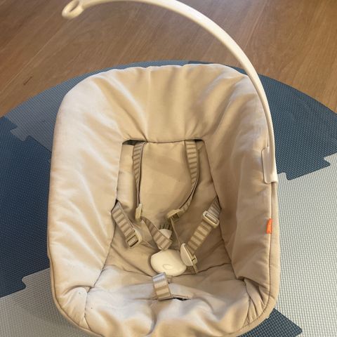 Stokke Newbornsete med arm til uro