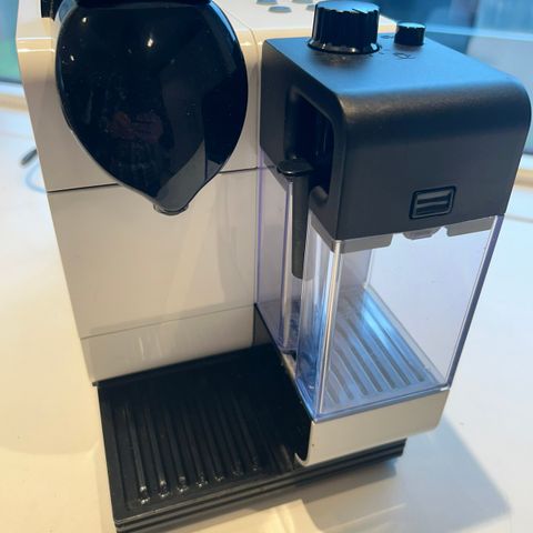 DeLonghi Nespresso Kaffemaskin med funksjon for melkeskummer