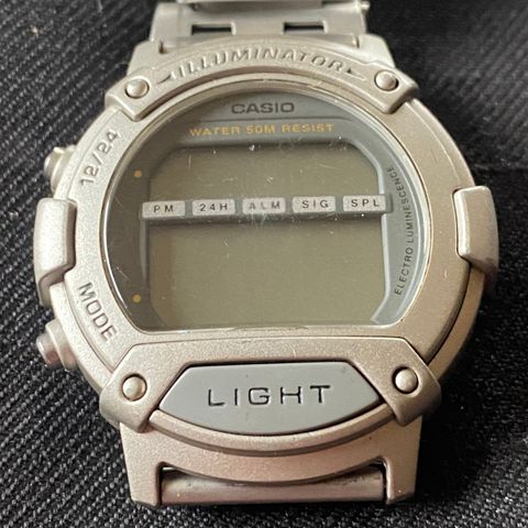 Nedsatt. Pen og velholdt. Eldre  Casio Illumimator i metall både lenke og kasse.