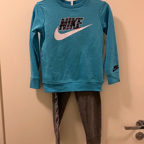 Sports Nike genser og bukse fra England Str 4-5 år ( 104-105)