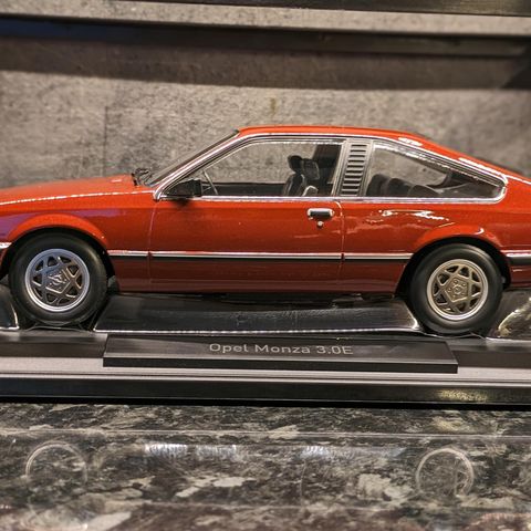 Opel Monza 3.0i - Rød metallic - 1985 modell - Norev Limited Edition - 1:18