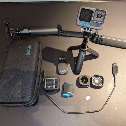 GoPro 10 med mye utstyr.