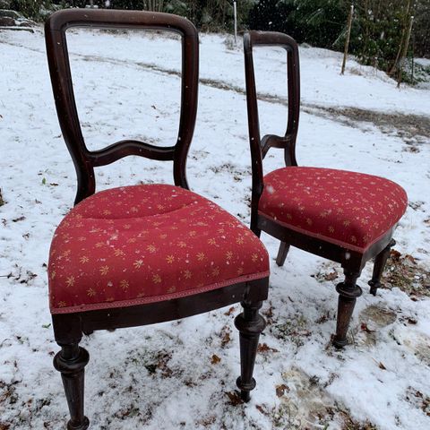To gamle stoler med nytrukket pute