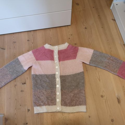 Hjemmestrikket Sorbet cardigan i nydelig duse rosa/beige/gråtoner.