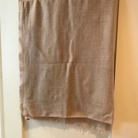 Nydelig skjerf fra Faliero Sarti 70 % Cashmere 30 % silke