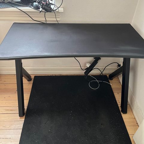 Svive Cygnus Gaming Desk matt sort med sorte sømmer