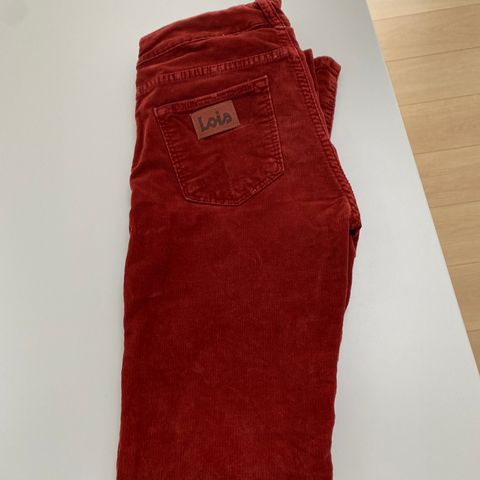 Lois bukse, str 27, lengde 30, rustrød farge