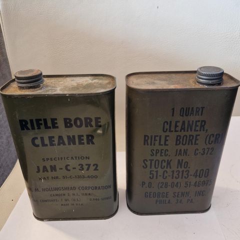 Rifle bore oil kanner til salgs 800kr per kanne/ våpenolje/ militær.