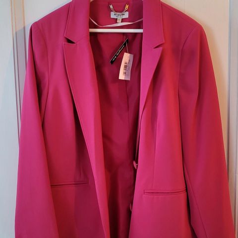 Rosa blazer fra Simply Be selges