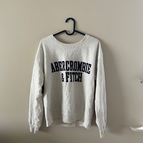 Grå Collegegenser med skrift - størrelse SMALL - Abercrombie & Fitch