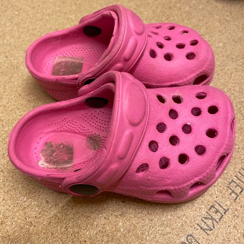 Rosa Crocs i str. 22