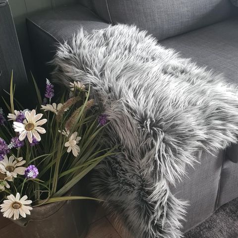 Nytt, ubrukt. Dekorativ soffa fuske pelsteppe. Beroligende hundeteppe. BILLIG!