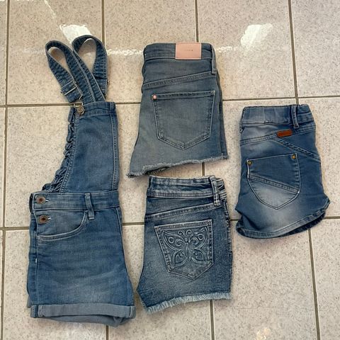 Str 7-8 år (2) og 8-9 år (2) 4 stk denim shorts med fine detaljer, selges