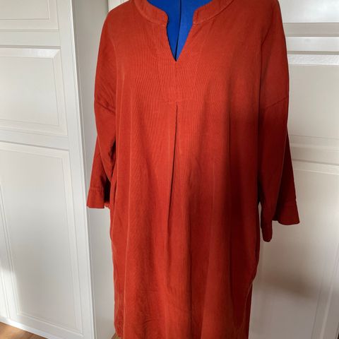 Babycord kjole i farge brent orange i str 38/40