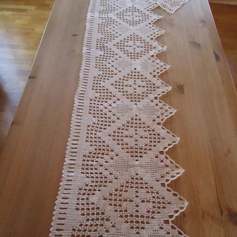 Lys beige, håndheklet gardinkappe. 2,25 x 0,40 m.