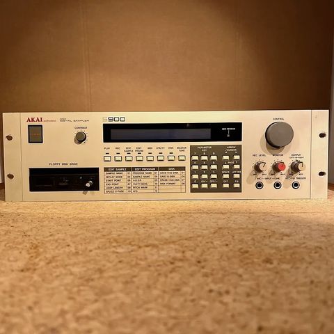 Akai S900 sampler