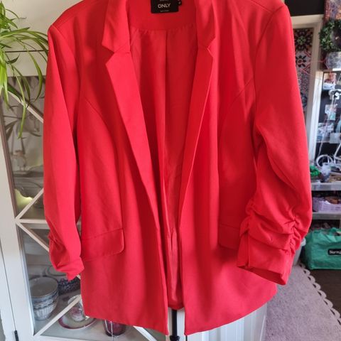 Ny nydelig rød jakke str M