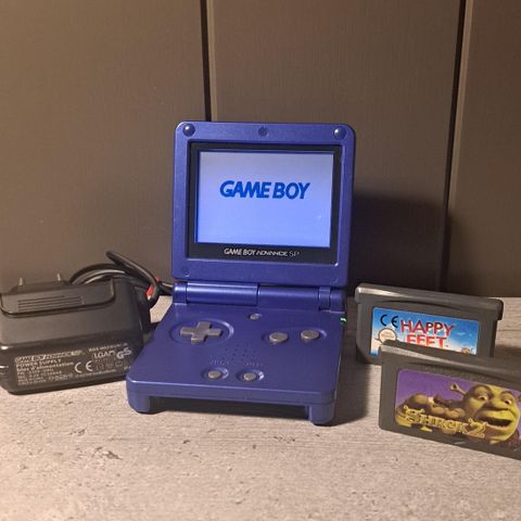 Blå Gameboy Advance SP med 2 spill