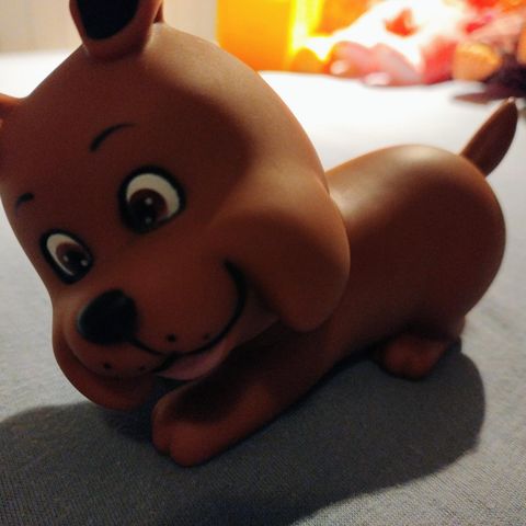 Hundefigur og liten løve bamse. Selges samlet.