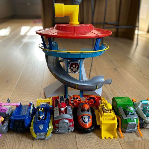 Pent brukt Paw Patrol leker m/tårn - selges samlet