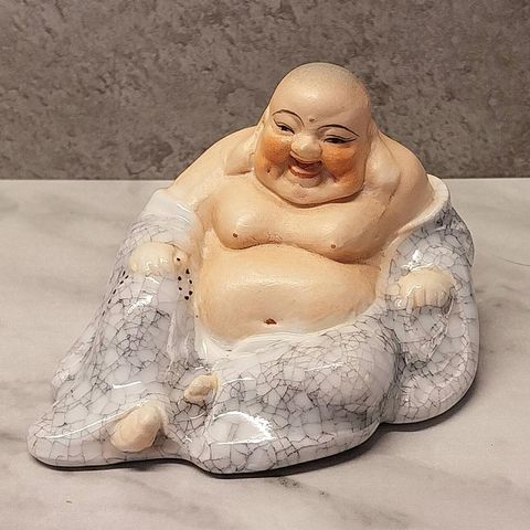 Smilende buddha i porselen