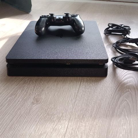 PlayStation 4. Brukt. Med noen spill.en kontroller