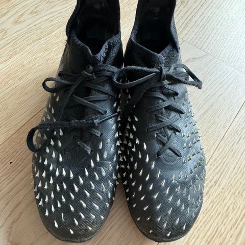 Adidas Predator fotballsko str 33,5